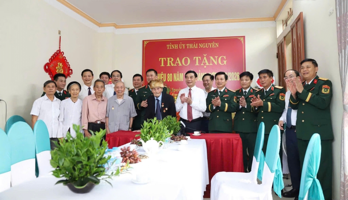 Dai tuong phan van giang trao huy hieu 80 nam tuoi Dang tai thai nguyen hinh anh 1