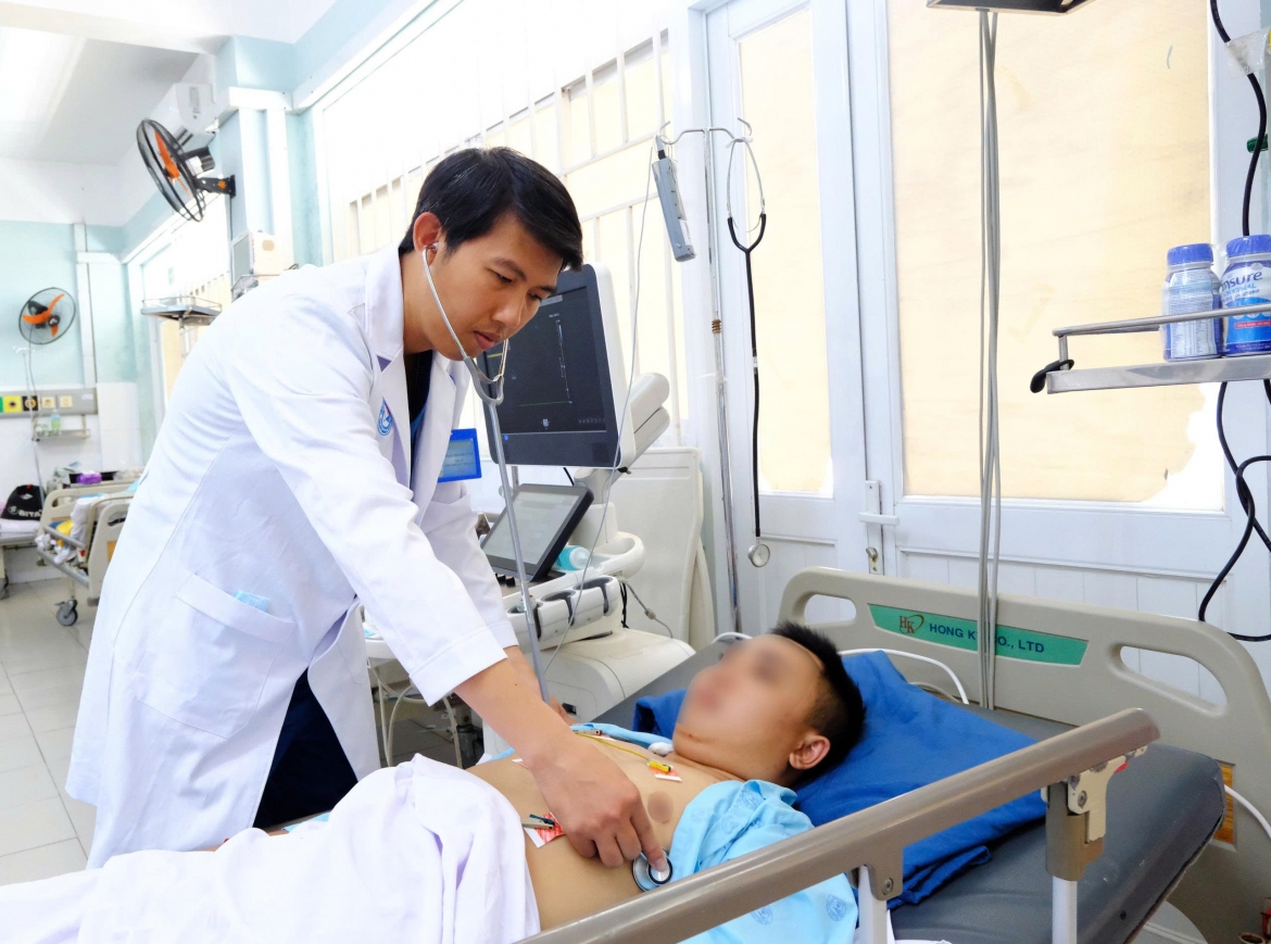 nhip tim 30 lan phut, nam thanh nien nguy kich vi viem co tim hinh anh 2