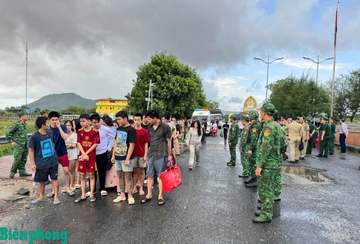 cambodia repatriates 47 vietnamese citizens via tinh bien border gate picture 1