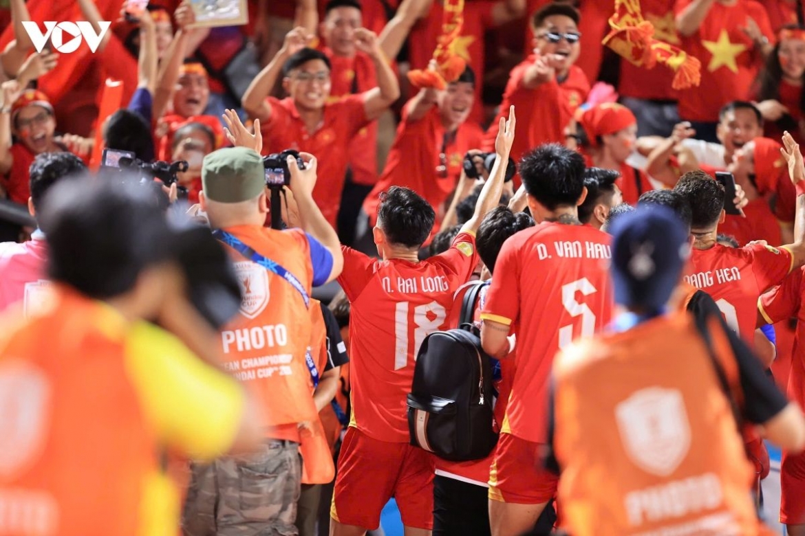 vietnam beat thailand 2-0 to take control of asean cup final picture 2