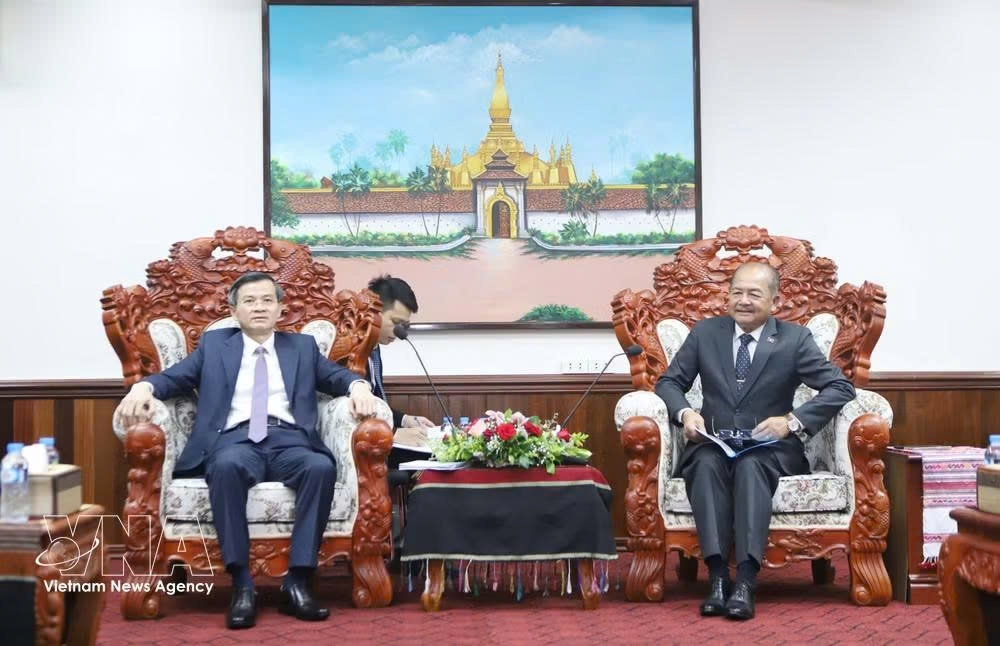 vietnam, laos step up cooperation in political theory, training picture 1