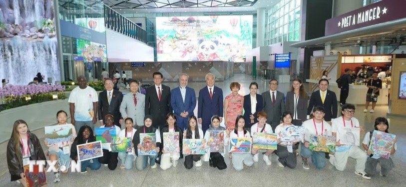 vietnamese teen wins gold at international children s painting contest in hong kong picture 1
