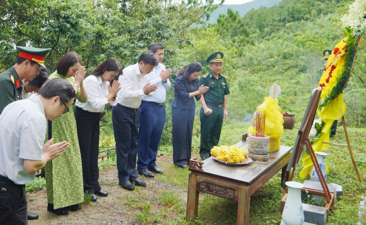 dang huong tuong nho Dai tuong vo nguyen giap tai vung chua- Dao yen hinh anh 2