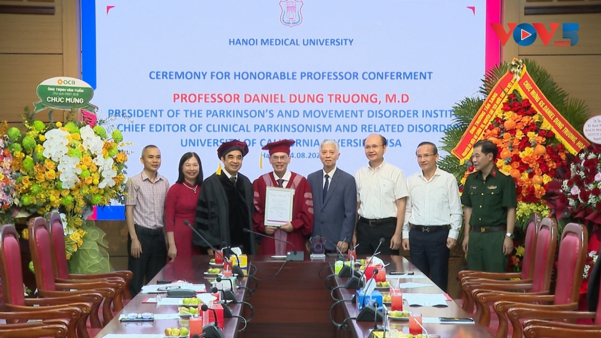Dai hoc y ha noi phong giao su danh du cho giao su than kinh hoc nguoi my goc viet hinh anh 4