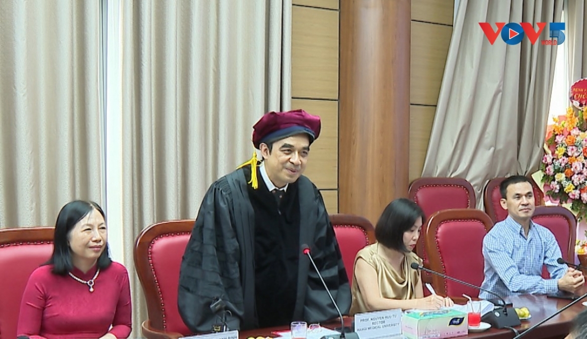 Dai hoc y ha noi phong giao su danh du cho giao su than kinh hoc nguoi my goc viet hinh anh 2