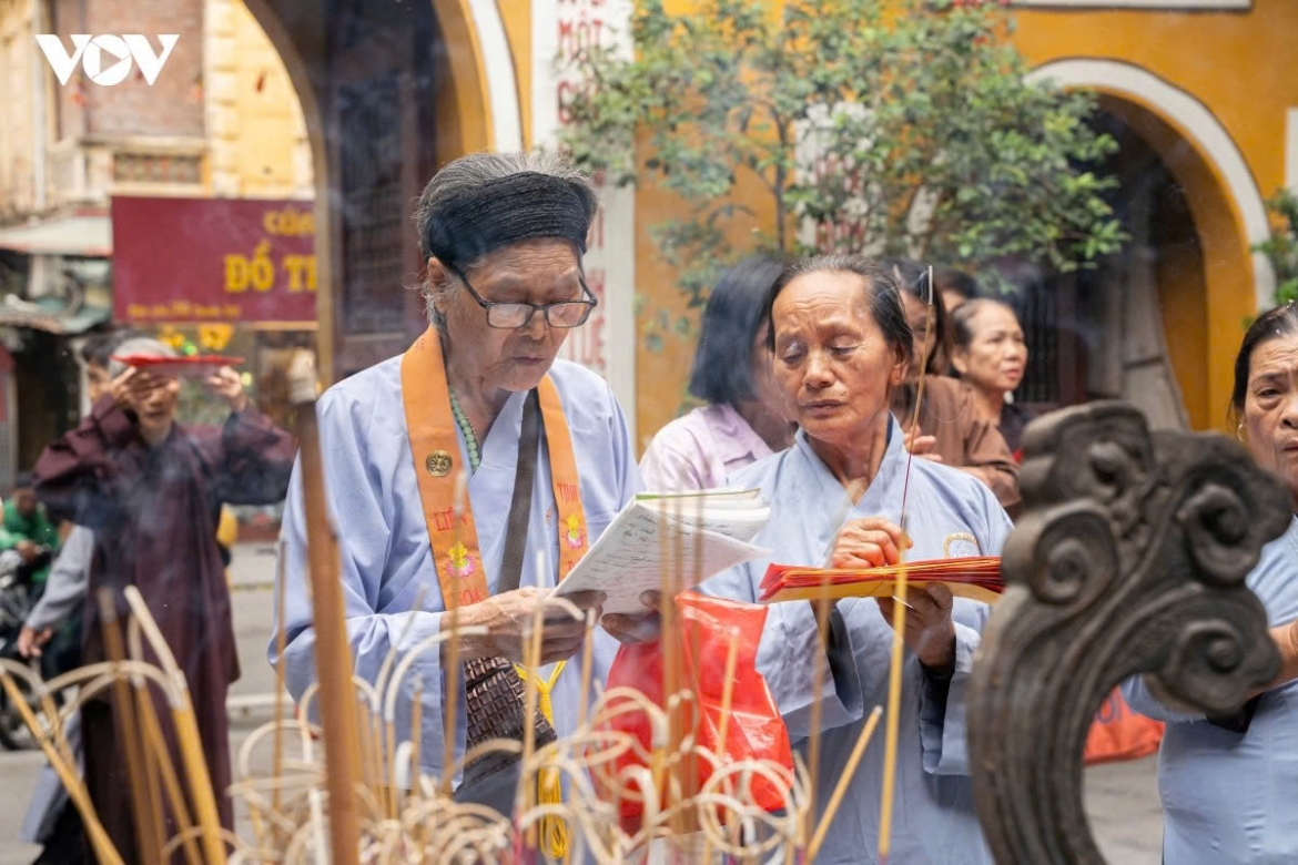 hanoi pagodas fill with worshippers for vu lan festival picture 2