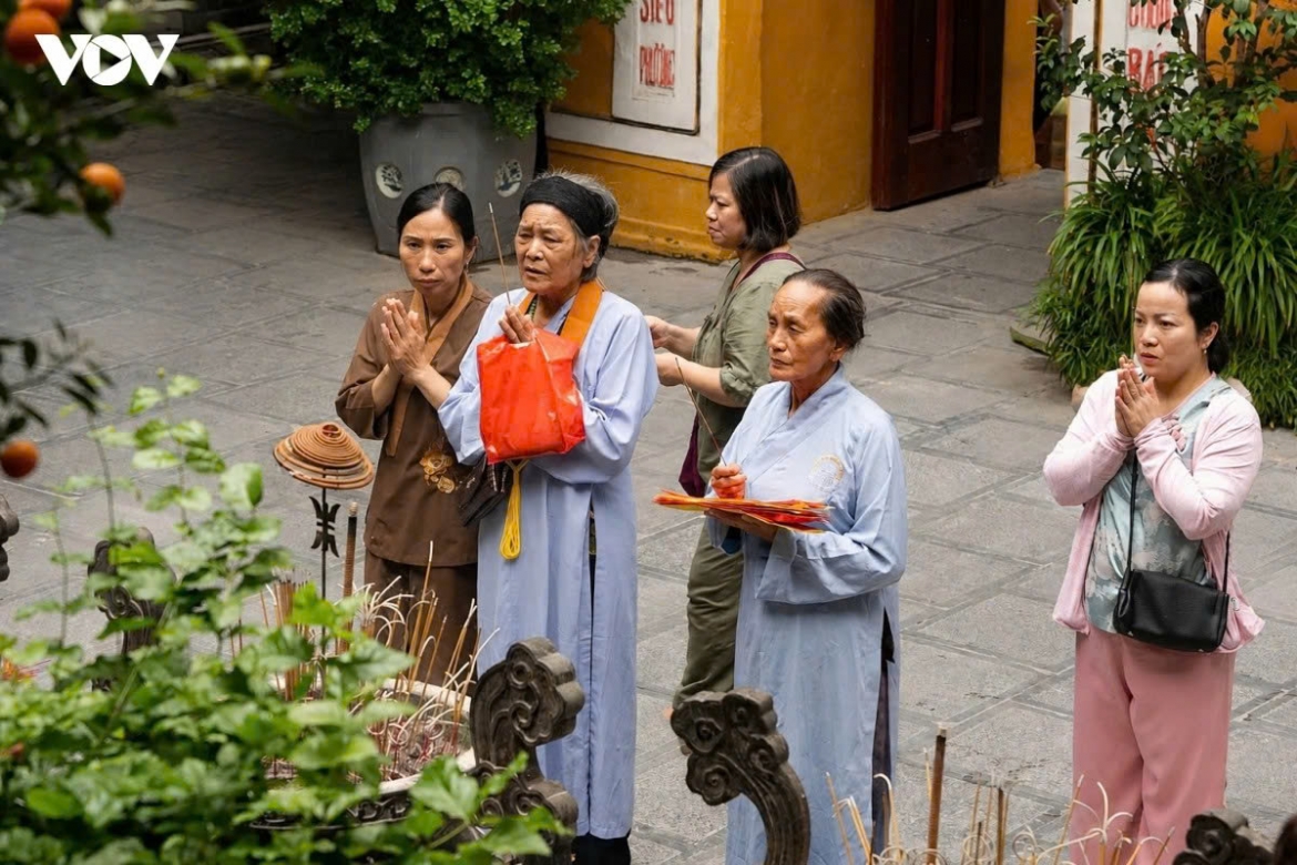 hanoi pagodas fill with worshippers for vu lan festival picture 3