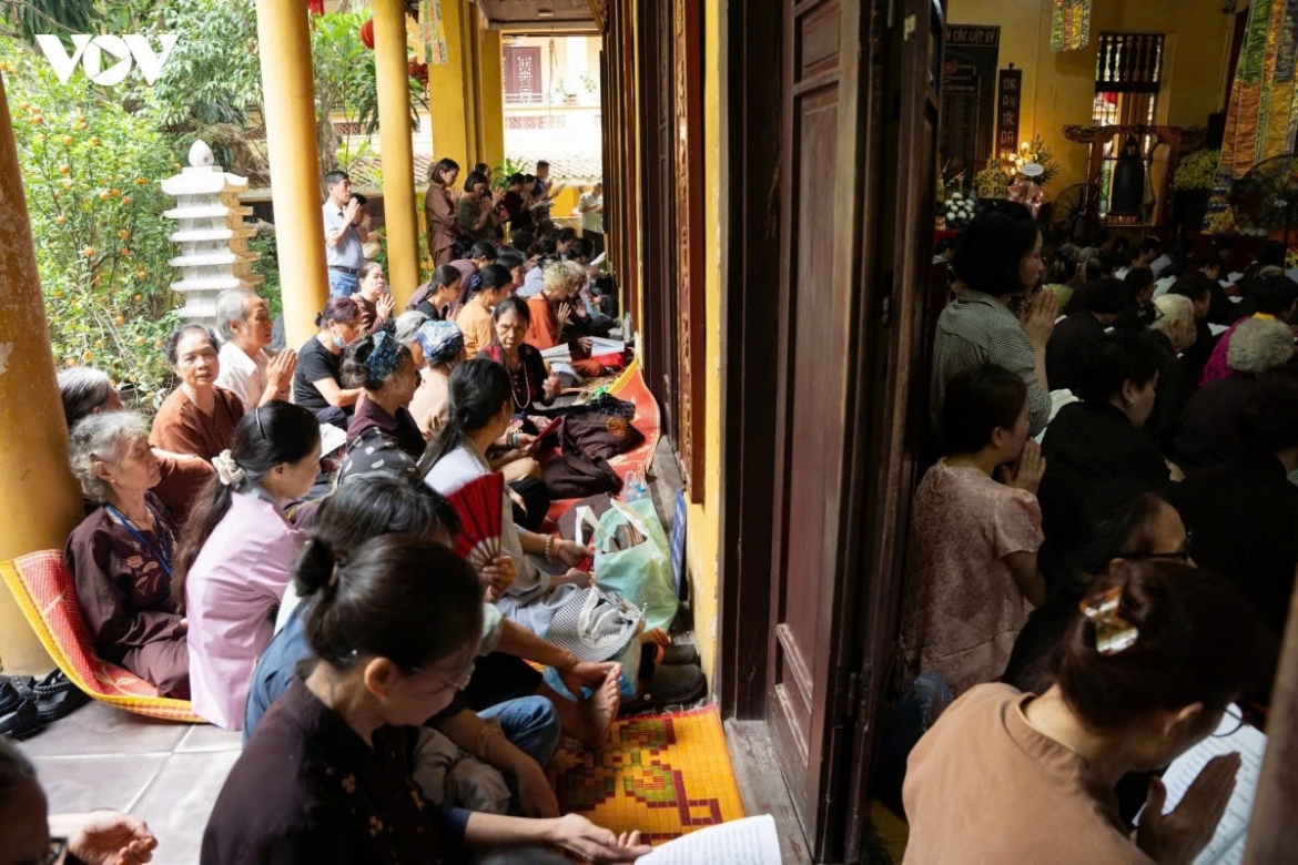 hanoi pagodas fill with worshippers for vu lan festival picture 5