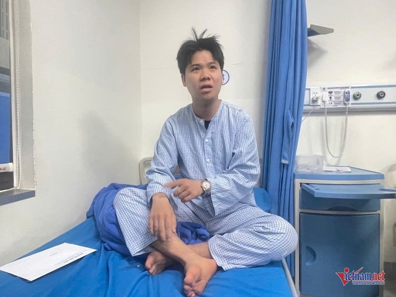 nam thanh nien ke phut kinh hoang khi o to cho 33 nguoi lat nghieng trong dem hinh anh 1