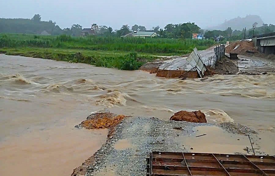 mua lon gay ngap, chia cat nhieu tuyen duong o nghe an hinh anh 5