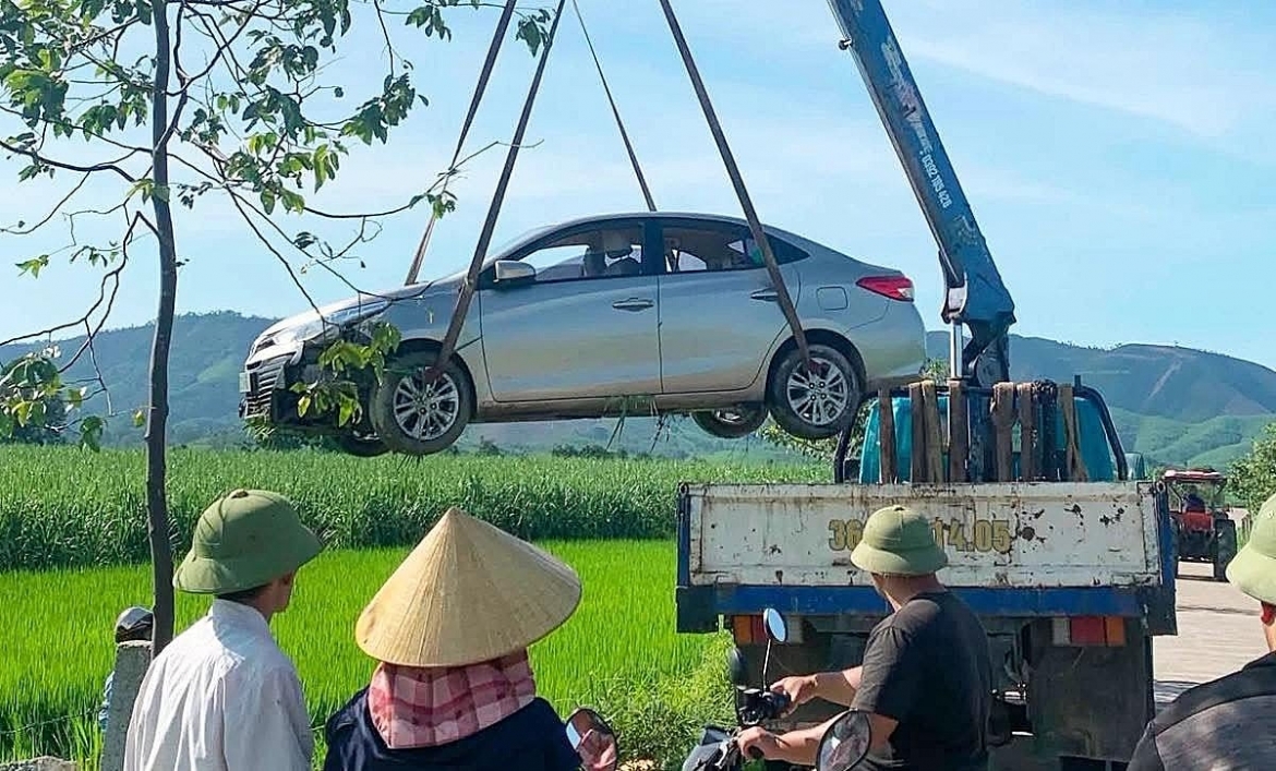 xe dich vu lao xuong ruong o nghe an, tai xe tu vong hinh anh 1