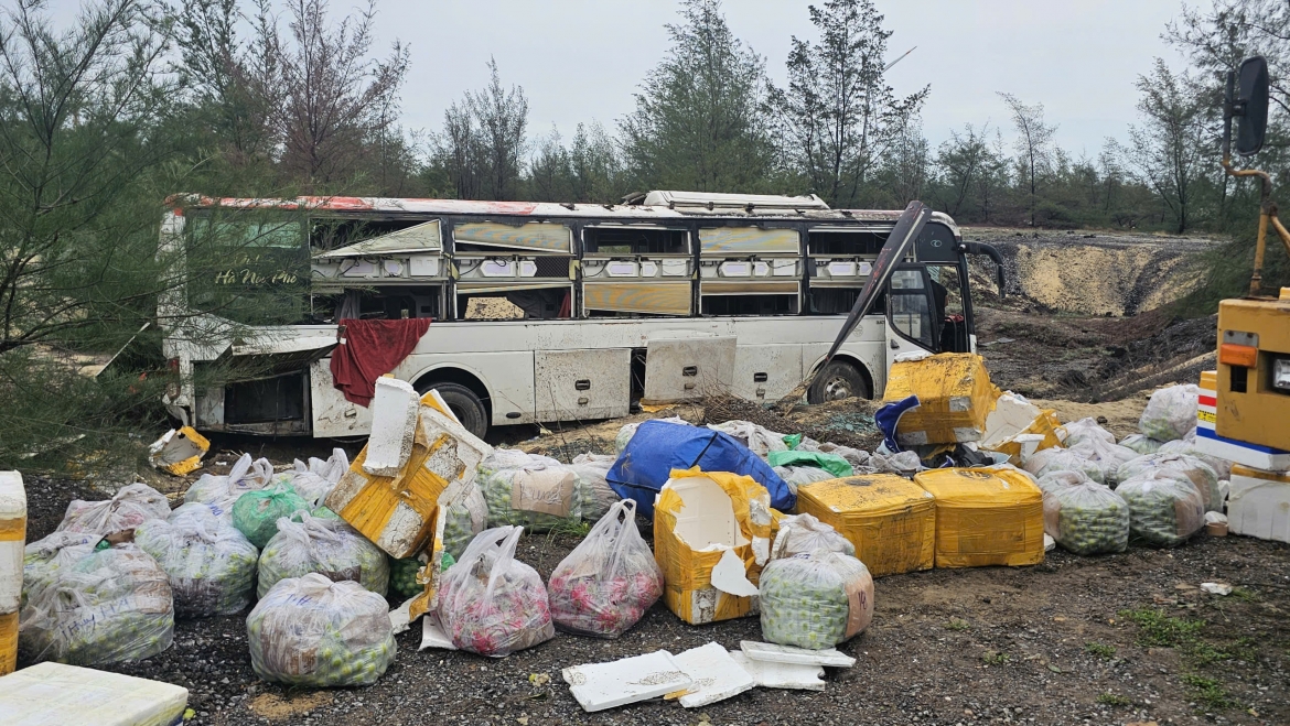 xe khach lao xuong ho sau tren duong tranh lu hinh anh 2
