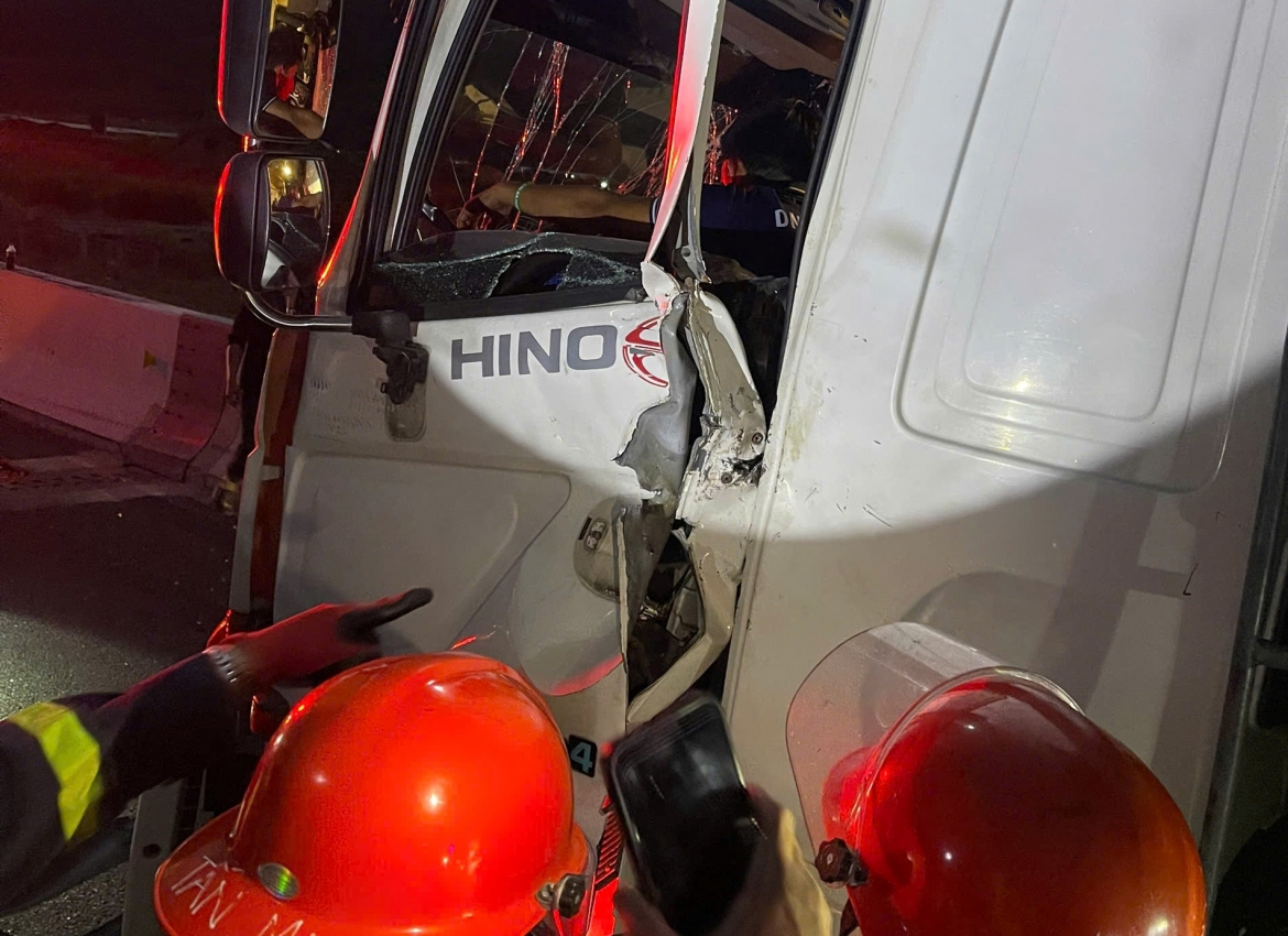 giai cuu tai xe mac ket trong cabin sau va cham tren cao toc nha trang - cam lam hinh anh 2
