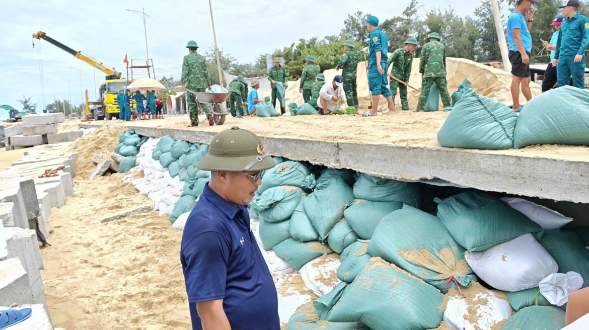 Duong ven bien thuan an, hue bi song khoet rong nen hinh anh 2