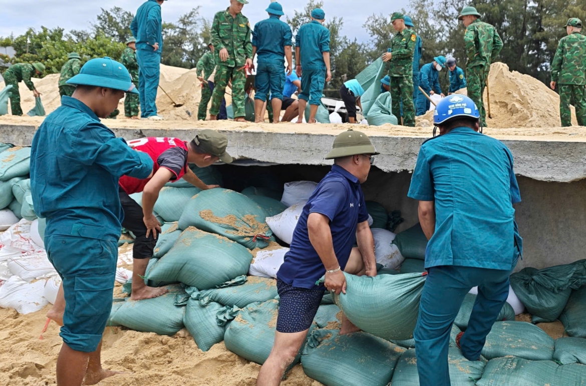 Duong ven bien thuan an, hue bi song khoet rong nen hinh anh 3