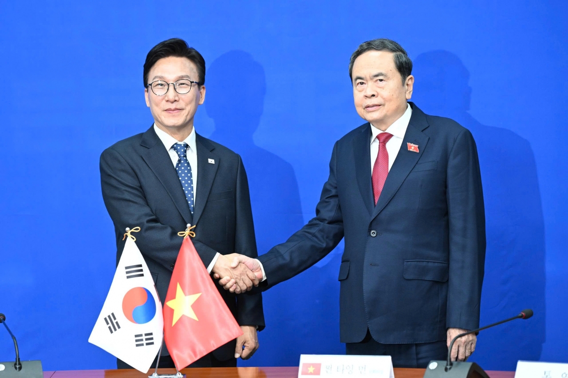 Chủ tịch Quốc hội tiếp Chủ tịch Đảng Dân chủ Đồng hành Kim Min Seok