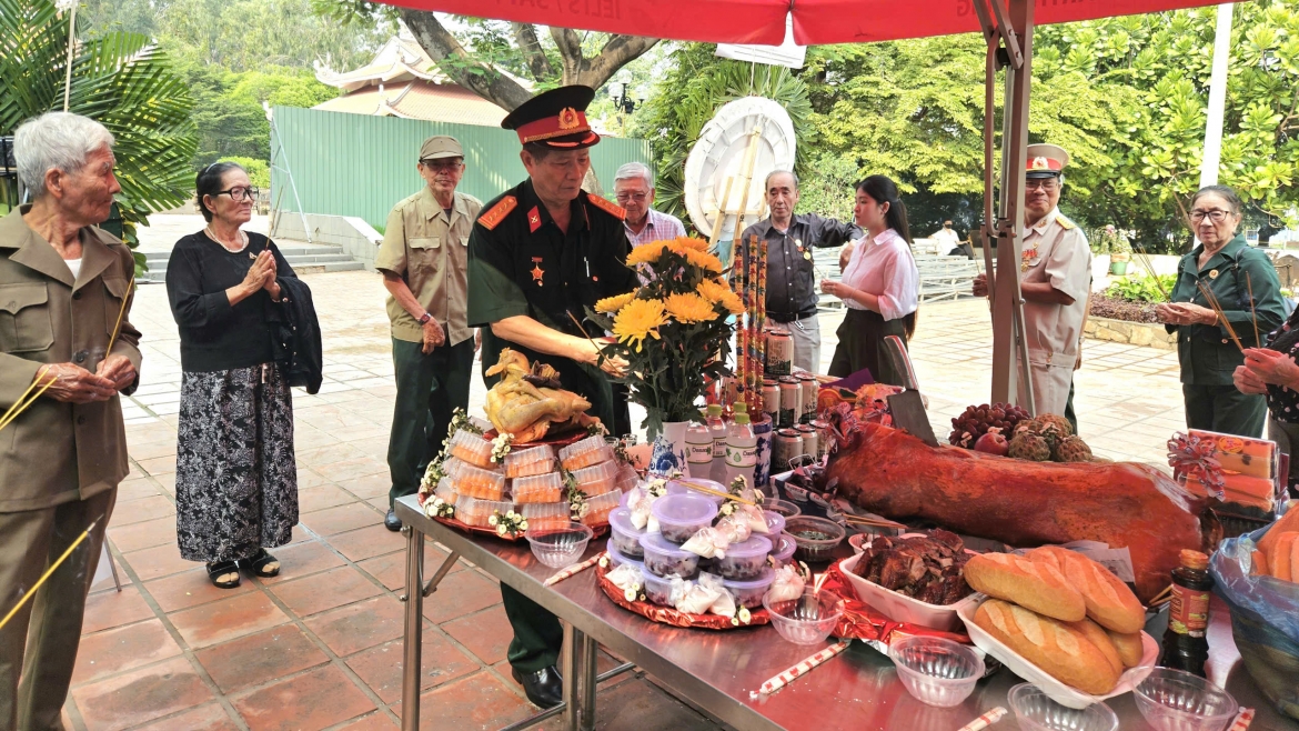 Chiến sĩ biệt động dâng hương tưởng niệm liệt sĩ tại Công viên Lê Thị Riêng