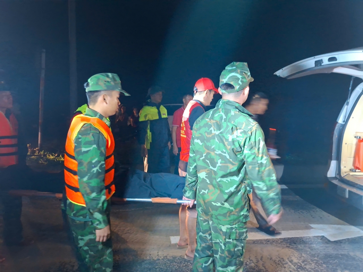 5 hoc sinh o quang tri bi song cuon khi tam bien, 1 em tu vong hinh anh 2