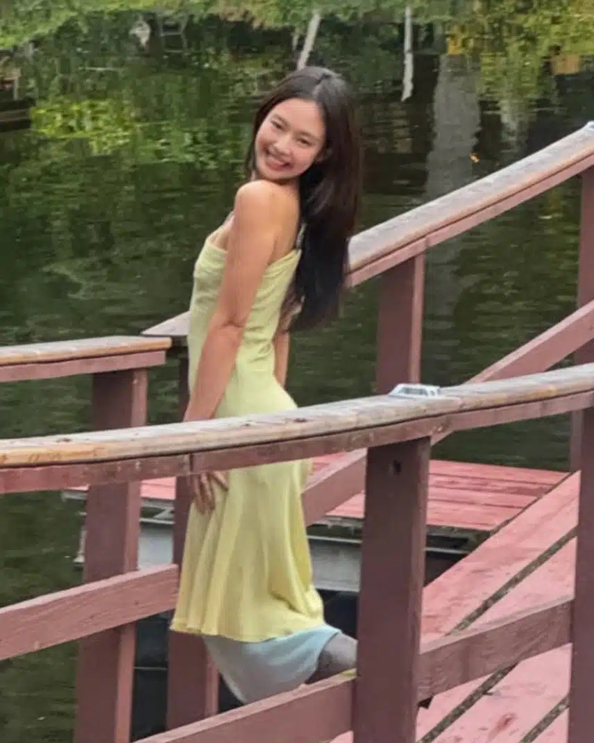 jennie dien vay versace 30 nam tuoi den dam cuoi ban than hinh anh 2