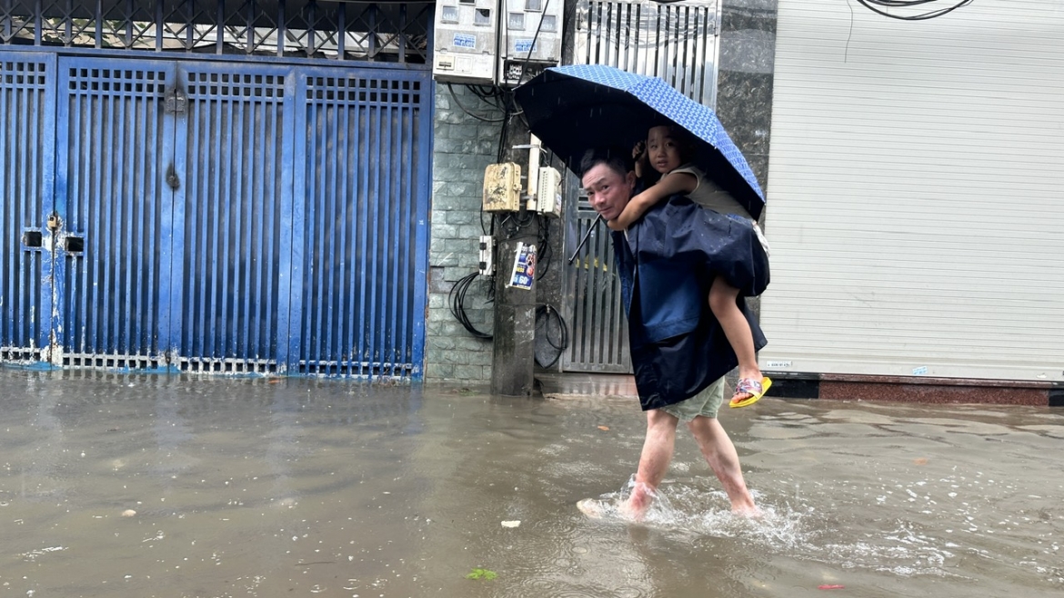 mua lon tu dem den sang, nhieu tuyen pho ha noi ngap, tac hinh anh 4