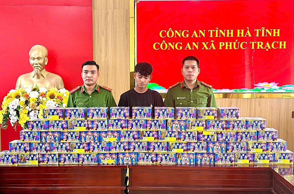 khoi to doi tuong van chuyen hon 100kg phao tu quang tri ra ha tinh hinh anh 1