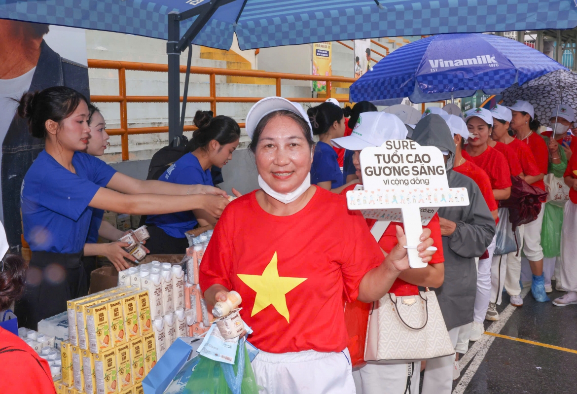 hon 2000 nguoi cao tuoi dong dien dan vu chu dong song khoe, ruc ro tuoi hoang kim hinh anh 2