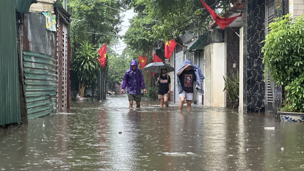 mua lon tu dem den sang, nhieu tuyen pho ha noi ngap, tac hinh anh 5
