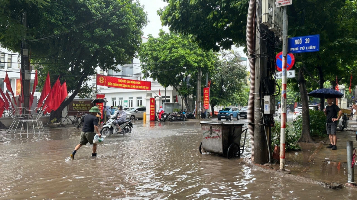 mua lon tu dem den sang, nhieu tuyen pho ha noi ngap, tac hinh anh 6