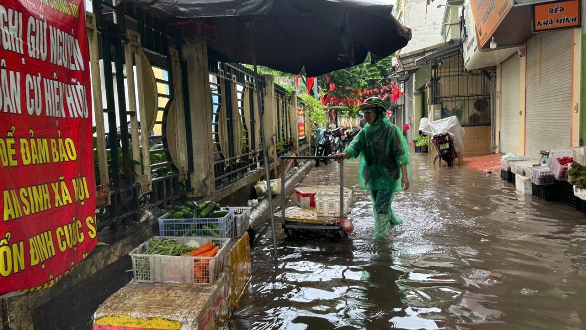 mua lon tu dem den sang, nhieu tuyen pho ha noi ngap, tac hinh anh 7