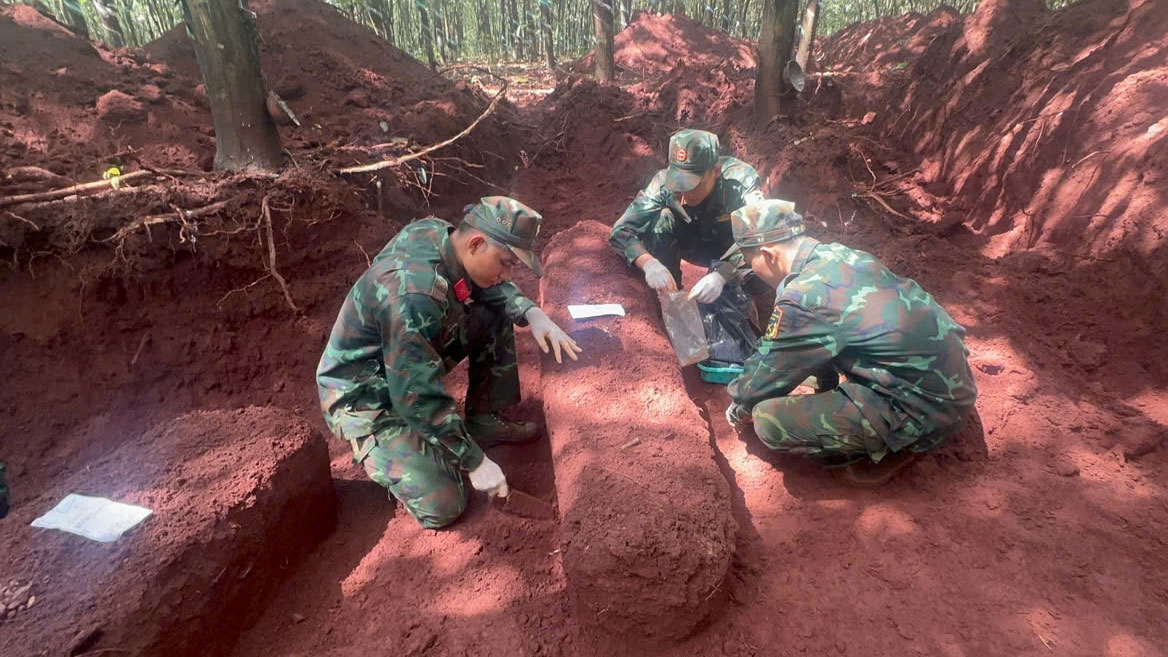 Doi k76 tim thay them 8 bo hai cot liet si tai san bay loc ninh cu hinh anh 2