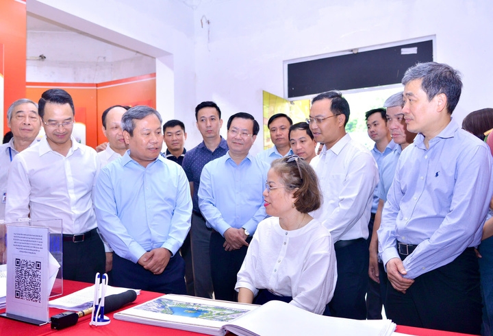 chu tich ha noi xay them cong trinh quanh ho guom phai duoc tinh toan ky luong hinh anh 1