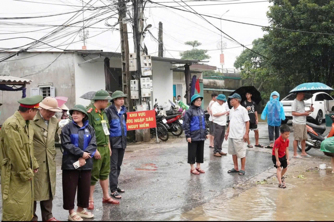 can bo, chien si cong an giup dan vung ngap o ninh binh di chuyen tai san hinh anh 2