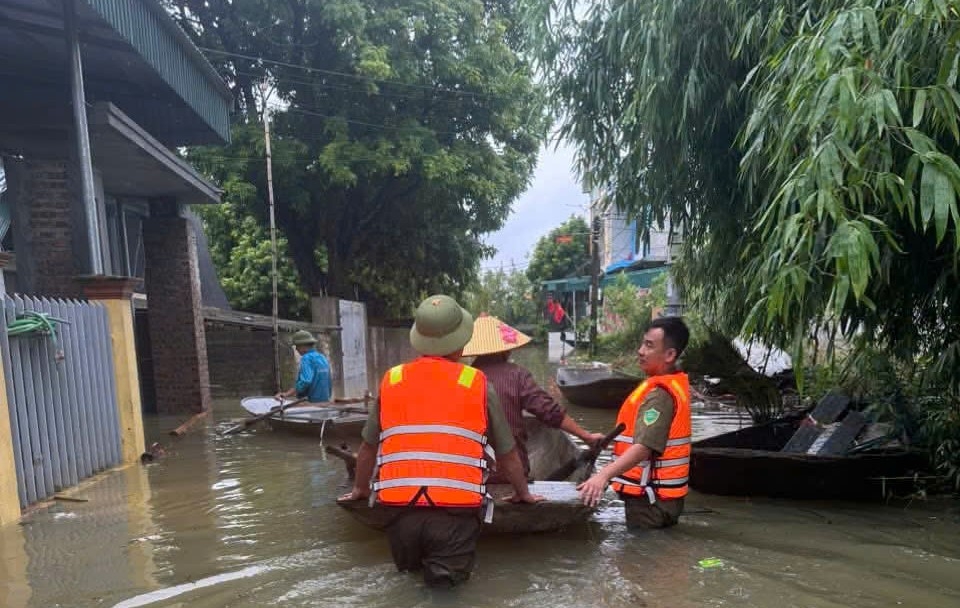 can bo, chien si cong an giup dan vung ngap o ninh binh di chuyen tai san hinh anh 3