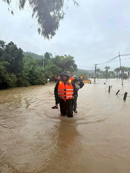 bo doi bien phong thanh hoa giup ba con vung ngap lut thu hoach lua, chuyen do dac hinh anh 3