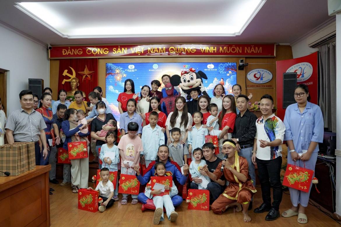 dan hoa hau, A hau mang trung thu am ap den tre em mac benh tim hinh anh 1