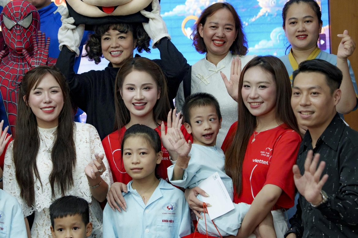 dan hoa hau, A hau mang trung thu am ap den tre em mac benh tim hinh anh 2