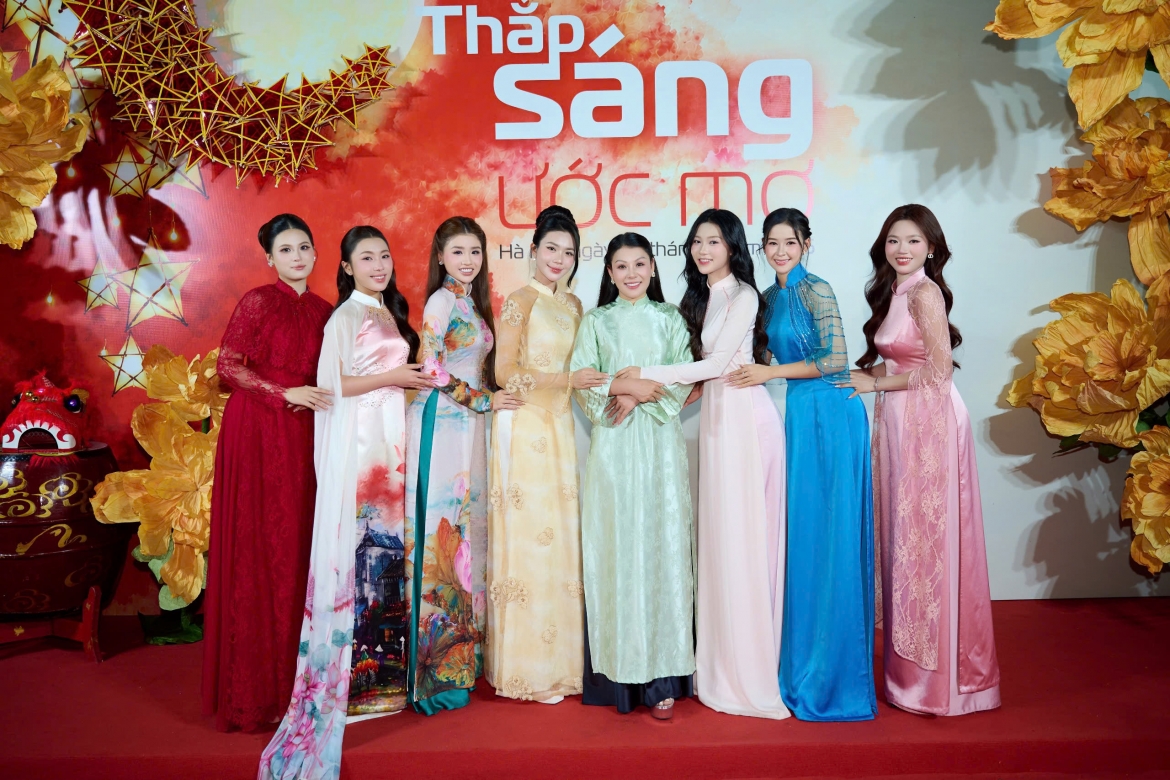 dan hoa hau, A hau mang trung thu am ap den tre em mac benh tim hinh anh 3