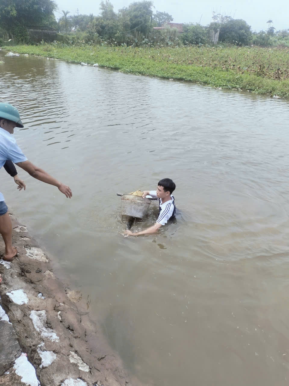 khen thuong nam sinh lop 11 cuu hai em nho duoi nuoc o ninh binh hinh anh 3