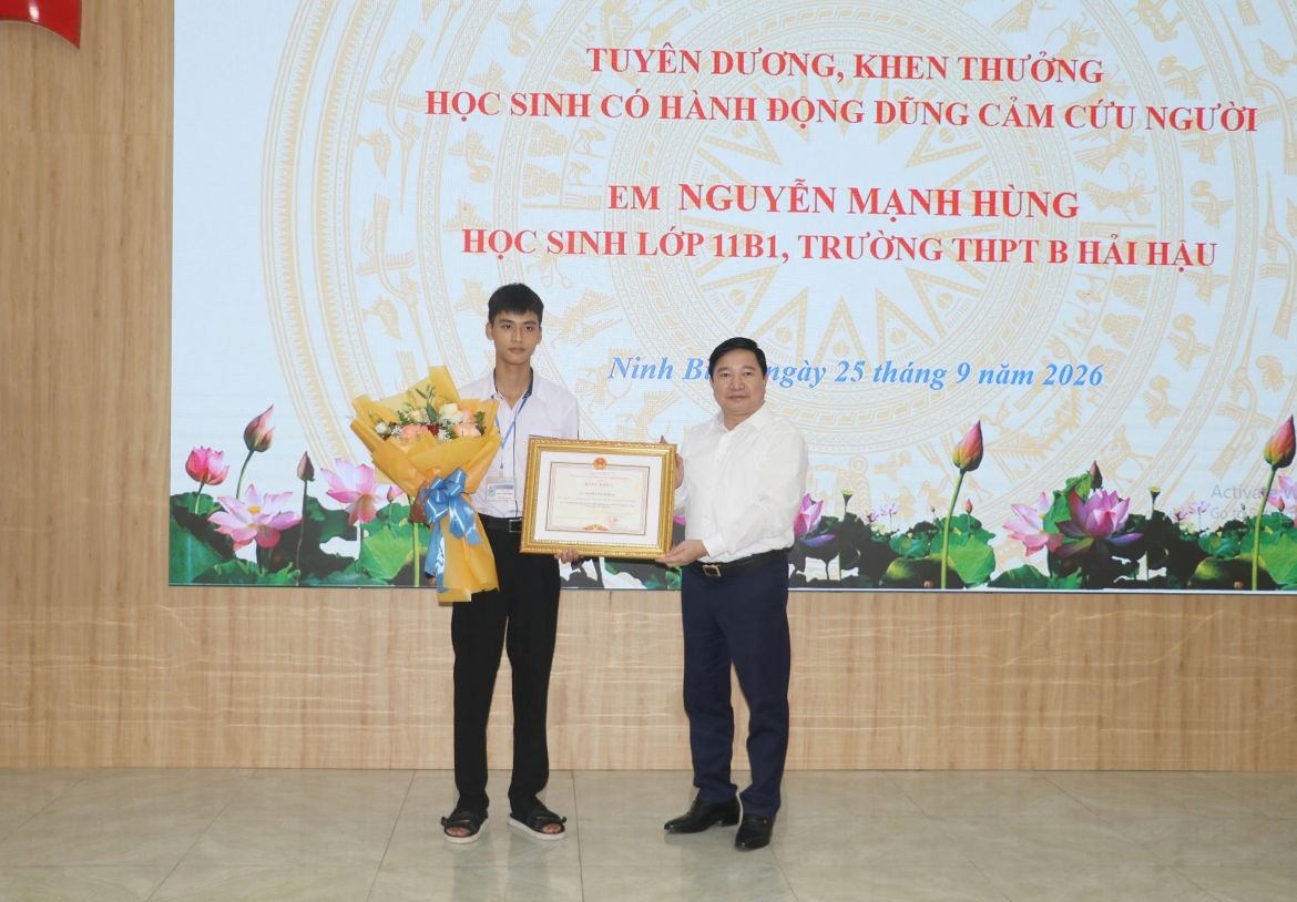 Nam sinh cứu hai em nhỏ đuối nước được Chủ tịch tỉnh Ninh Bình tặng bằng khen