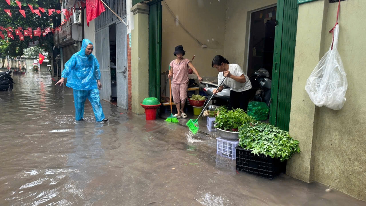 mua lon tu dem den sang, nhieu tuyen pho ha noi ngap, tac hinh anh 10