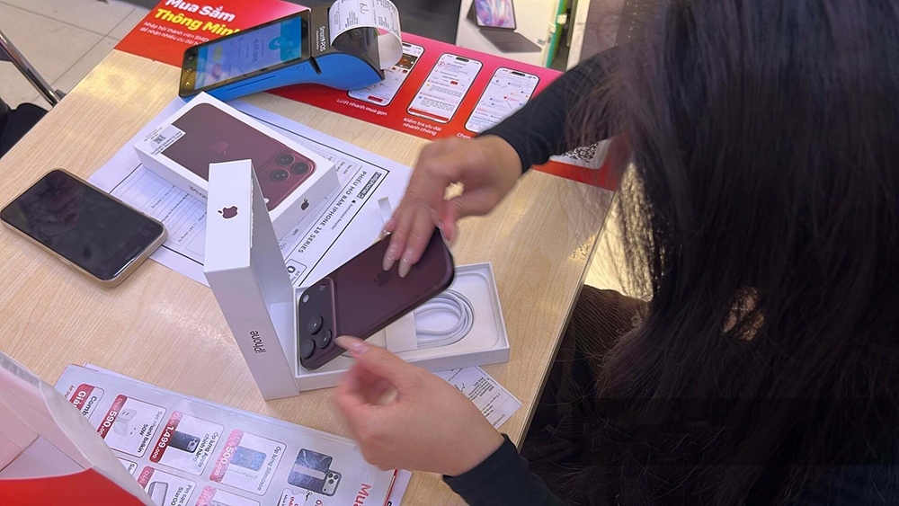 mua iphone 18 pro hay chi them 3 trieu cho pro max hinh anh 1