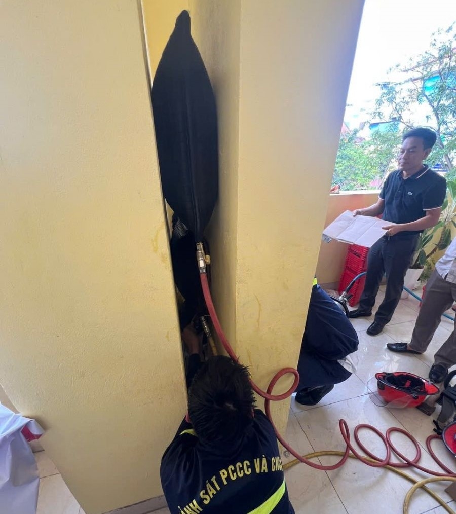 hoc sinh bi mac ket trong khe tuong tai ninh binh hinh anh 1