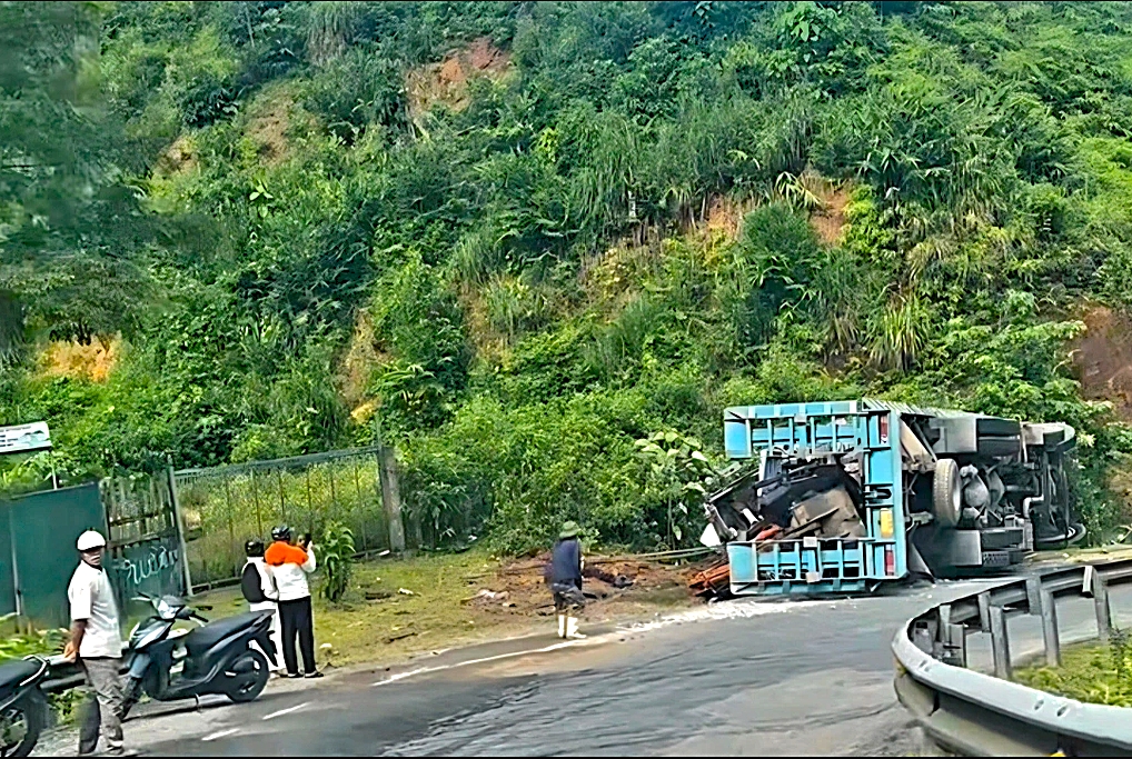 O to tai bi lat de trung xe may lam hai vo chong tu vong hinh anh 1