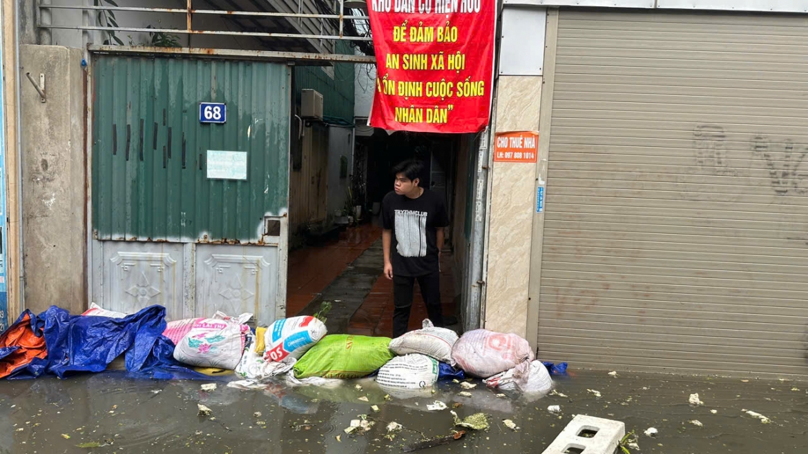 mua lon tu dem den sang, nhieu tuyen pho ha noi ngap, tac hinh anh 11