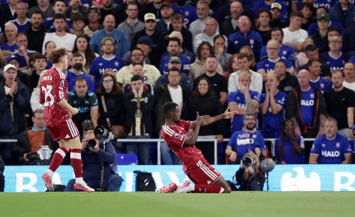 isak lap cu dup, liverpool co chien thang dau tien o ngoai hang anh 2026 2027 hinh anh 1