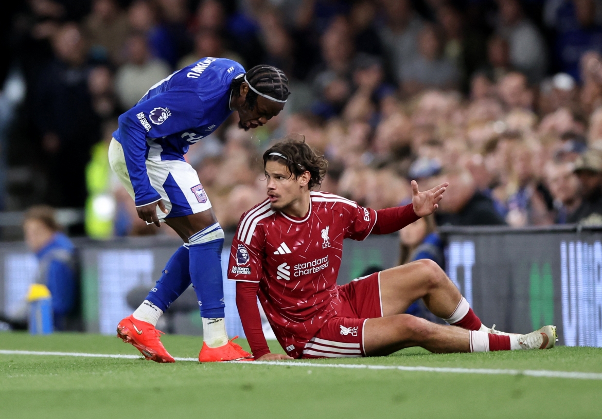 isak lap cu dup, liverpool co chien thang dau tien o ngoai hang anh 2026 2027 hinh anh 4