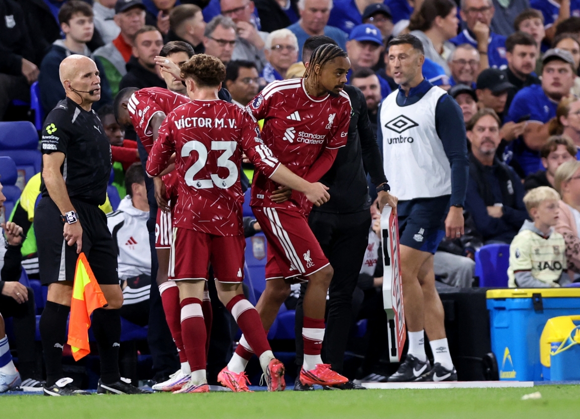 isak lap cu dup, liverpool co chien thang dau tien o ngoai hang anh 2026 2027 hinh anh 3