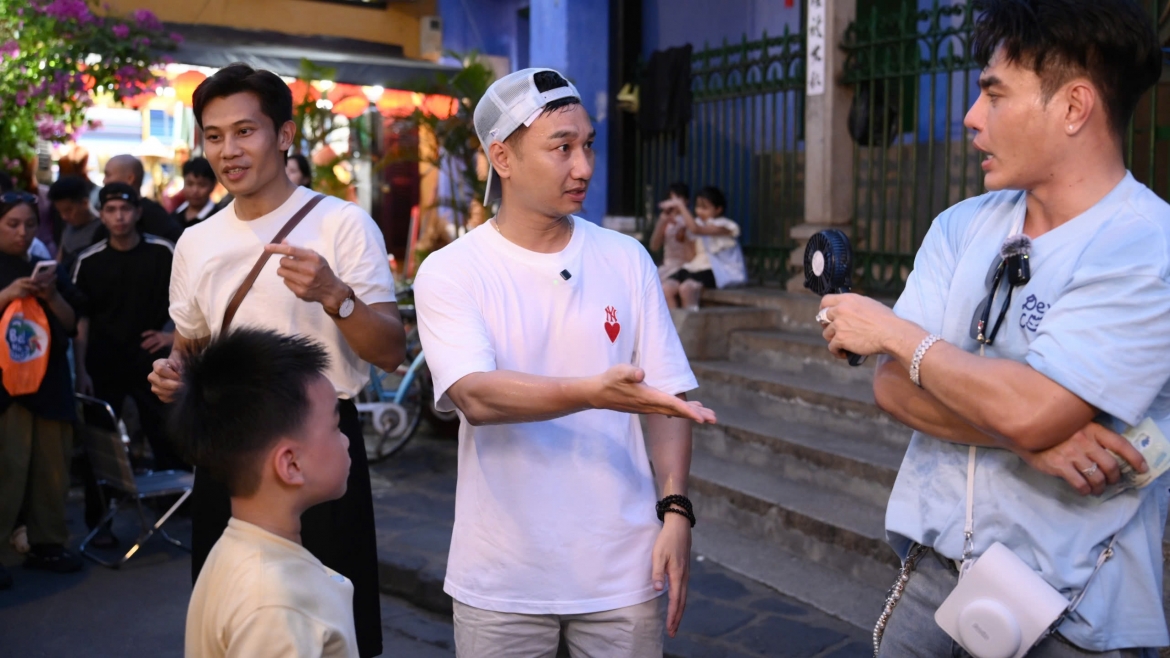 hai ong bo thanh trung, le duong bao lam dua nhau kiem tien o hoi an hinh anh 2