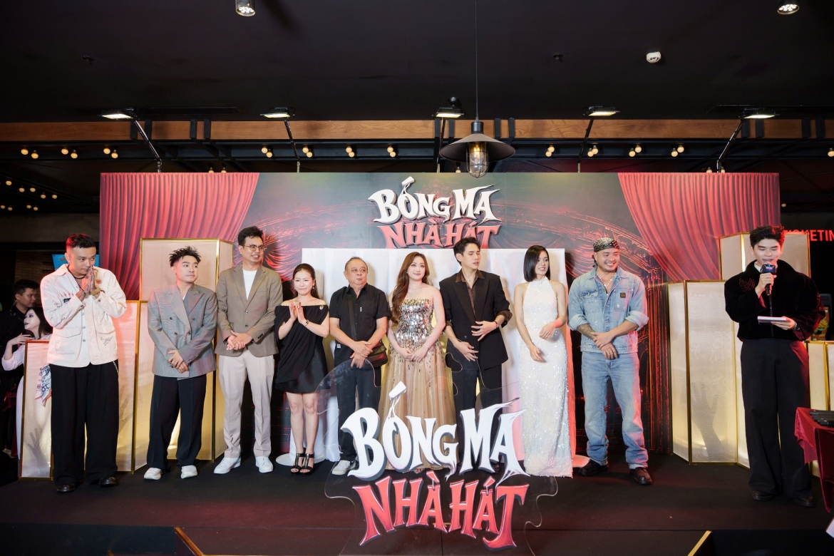 Dao dien bong ma nha hat bat ngo xin loi ngay ngay phim ra mat hinh anh 1