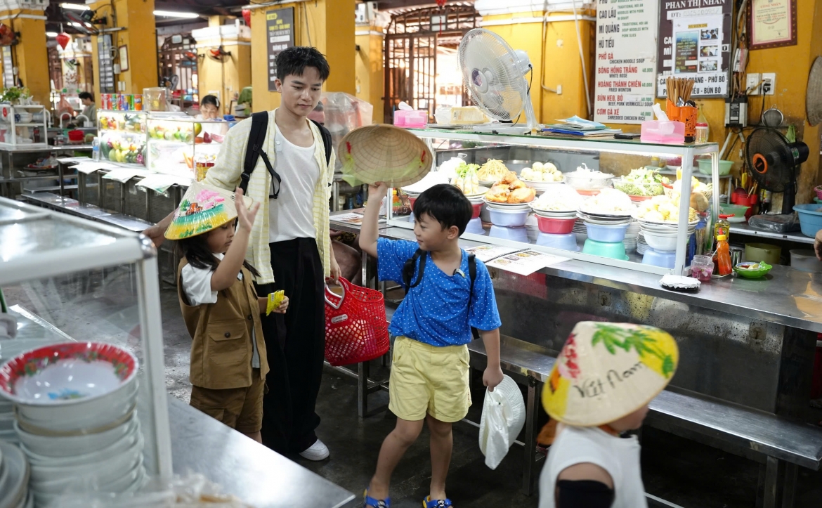 bui cong nam mot minh cham 5 dua tre, lung tung khi lam bo tap su hinh anh 2